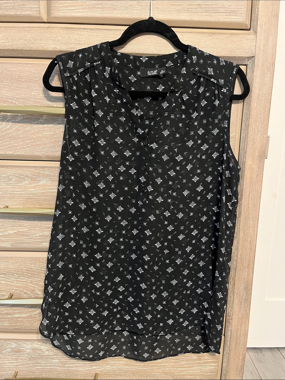 a.n.a Black Sleeveless V-Neck Printed Top Size M